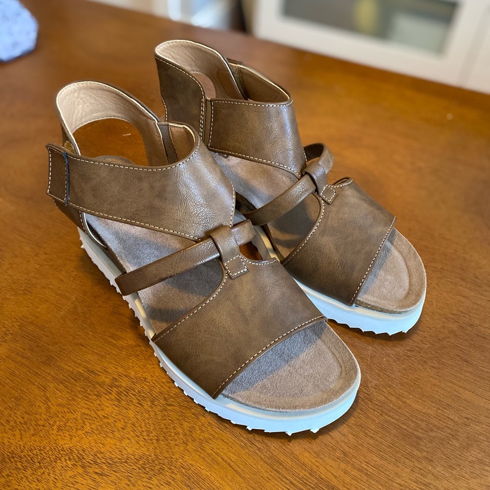 NWOT Mukluks Sandals